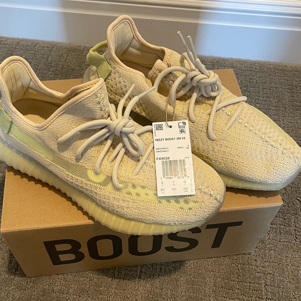 Yeezy Boost 350 V2 mens size 8.5 Brand NEW